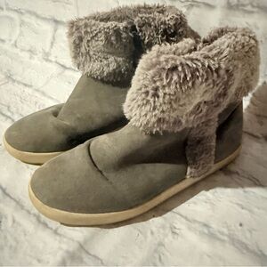 Gray Boots with faux fur